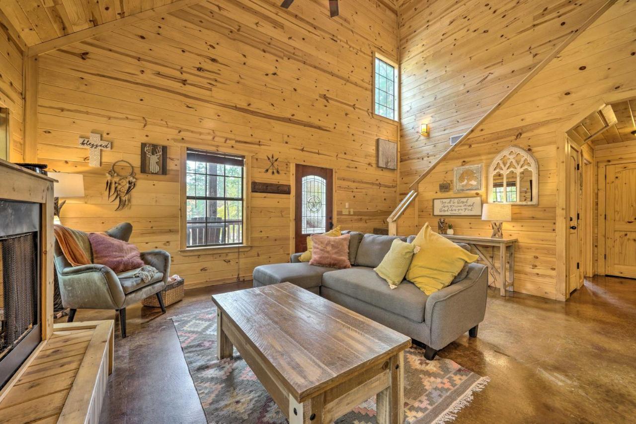 Cabin With Hot Tub And Games, 4 Mi To Beavers Bend! Broken Bow Eksteriør bilde