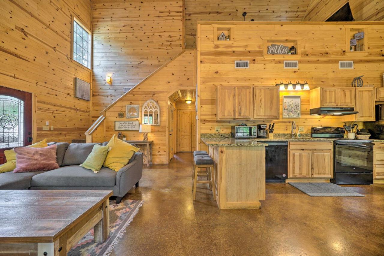 Cabin With Hot Tub And Games, 4 Mi To Beavers Bend! Broken Bow Eksteriør bilde