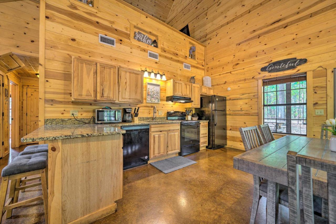 Cabin With Hot Tub And Games, 4 Mi To Beavers Bend! Broken Bow Eksteriør bilde