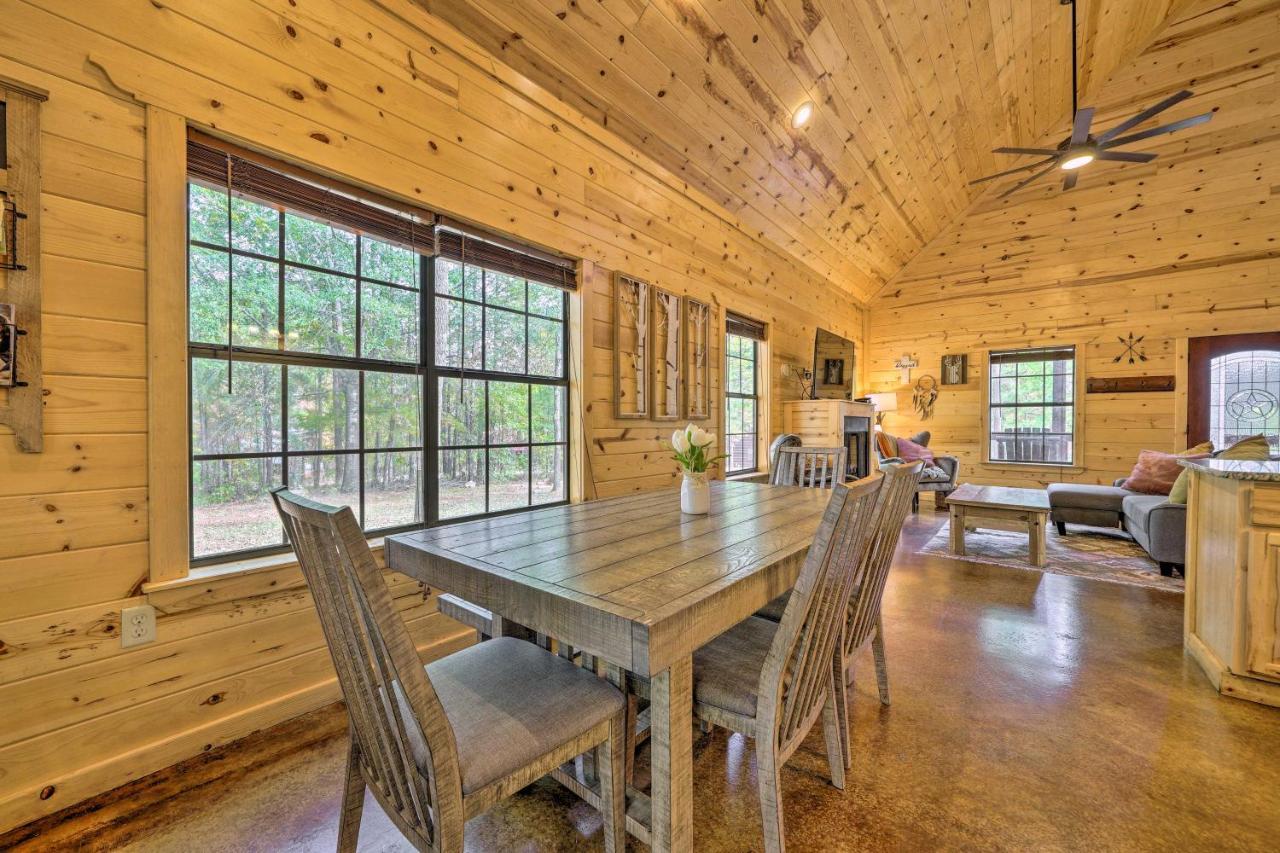 Cabin With Hot Tub And Games, 4 Mi To Beavers Bend! Broken Bow Eksteriør bilde