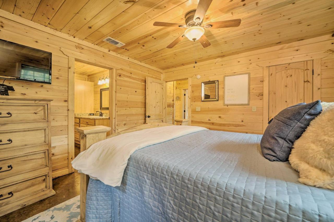Cabin With Hot Tub And Games, 4 Mi To Beavers Bend! Broken Bow Eksteriør bilde