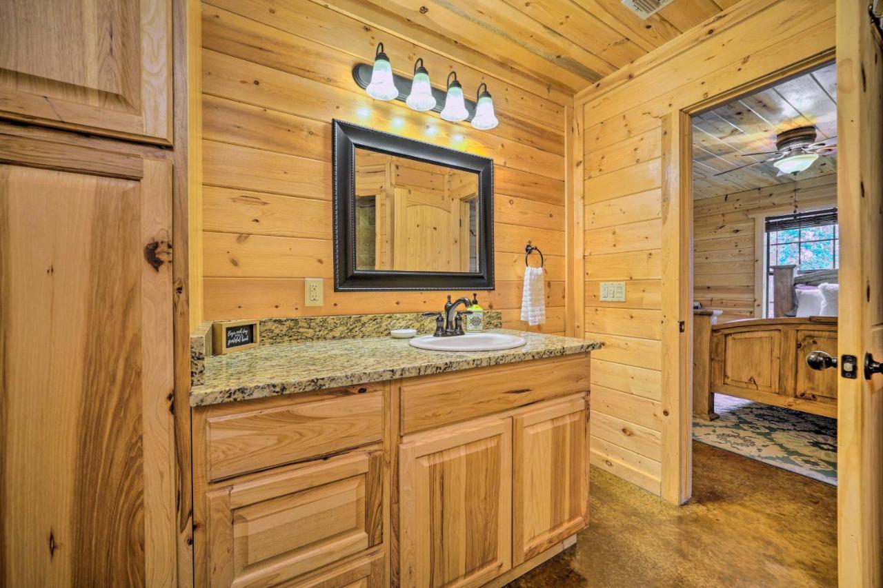 Cabin With Hot Tub And Games, 4 Mi To Beavers Bend! Broken Bow Eksteriør bilde