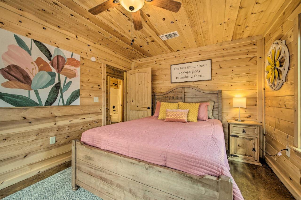 Cabin With Hot Tub And Games, 4 Mi To Beavers Bend! Broken Bow Eksteriør bilde