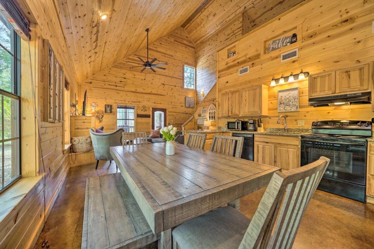 Cabin With Hot Tub And Games, 4 Mi To Beavers Bend! Broken Bow Eksteriør bilde