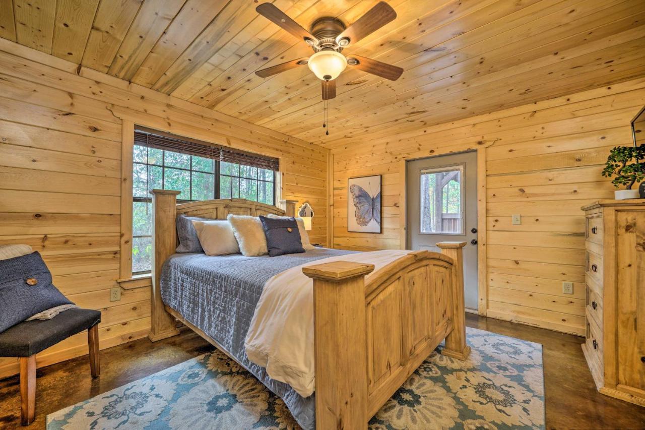 Cabin With Hot Tub And Games, 4 Mi To Beavers Bend! Broken Bow Eksteriør bilde